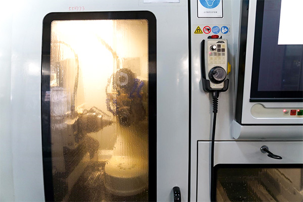 Neue ANCA-CNC-Maschine in RAISE Workshop für Schaftfräser